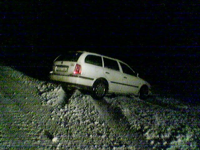 Auto im schnee.jpg